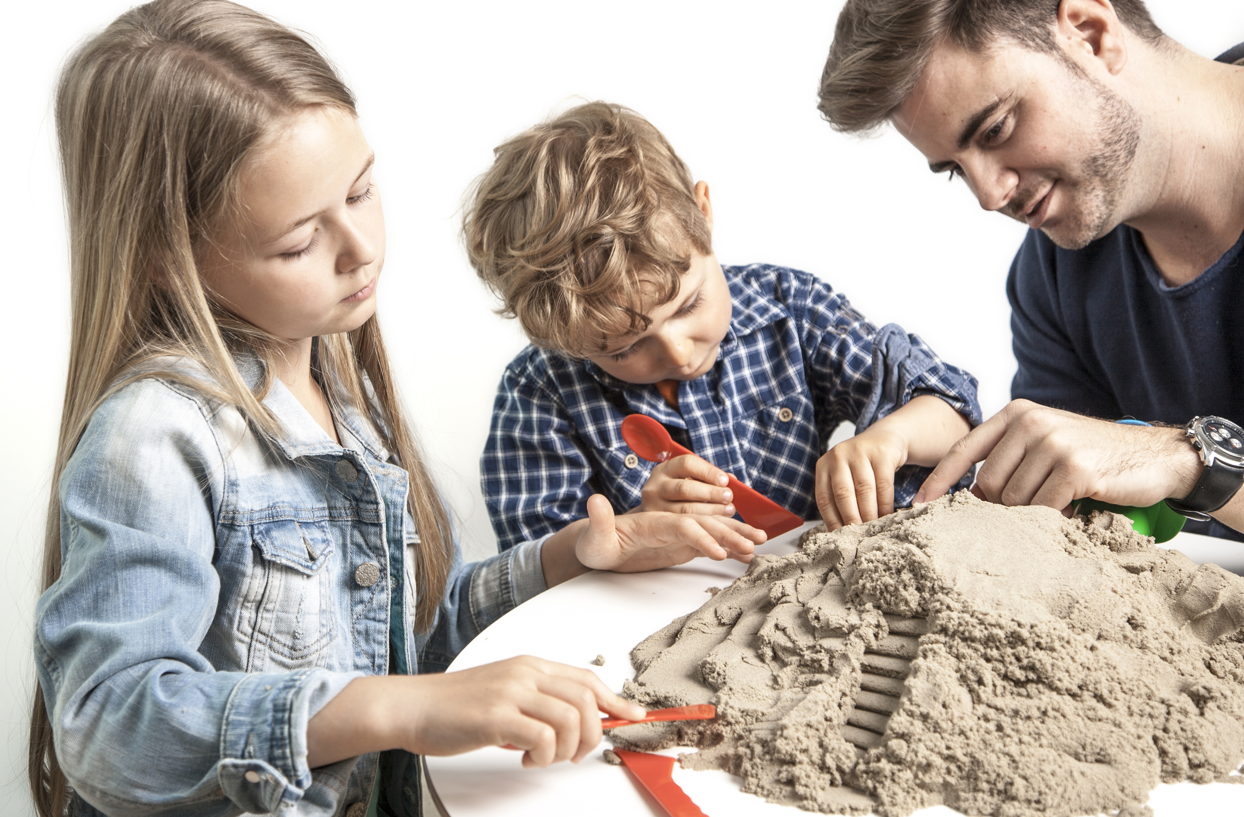 Лепим песком. Кинетический песок для детей. Игры с кинетическим песком. Дети лепят из песка. Кинетический песок для взрослых.