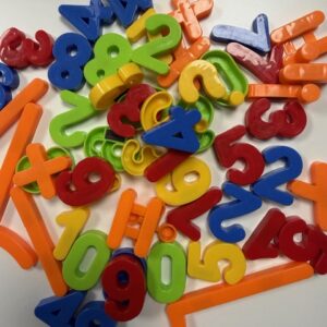 Cyferki magnetyczne do tablic- 56 sztuk w pojemniku