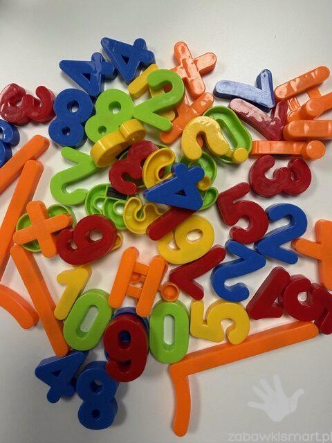Cyferki magnetyczne do tablic- 56 sztuk w pojemniku