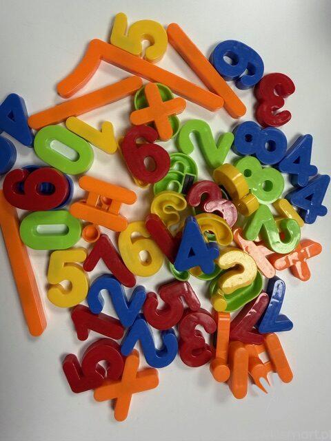 Cyferki magnetyczne do tablic- 56 sztuk w pojemniku - obrazek 3