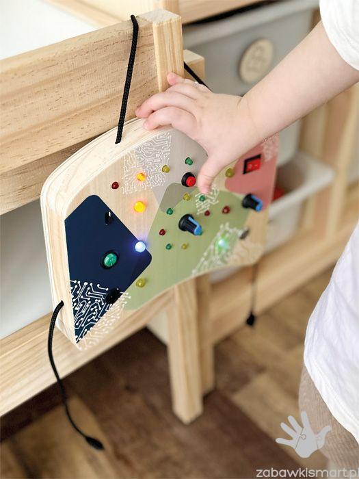 Tablica Manipulacyjna z lampkami LED i przełącznikami- Small Foot (Legler) - obrazek 2