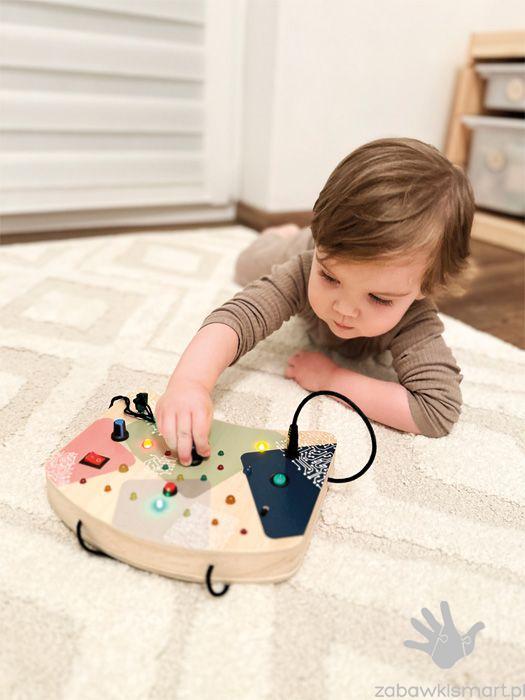 Tablica Manipulacyjna z lampkami LED i przełącznikami- Small Foot (Legler) - obrazek 3