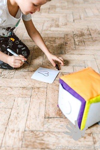 Kostka edukacyjna AKS z akcesoriami (15x15 cm)- miękka - obrazek 3