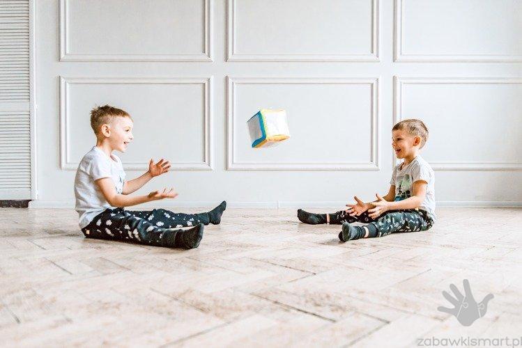 Kostka edukacyjna AKS z akcesoriami (15x15 cm)- miękka - obrazek 4