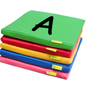 Poduszki kwadratowe EKOSKÓRA z nadrukiem ALFABET A-Z (AKS)- zestaw 26 szt.