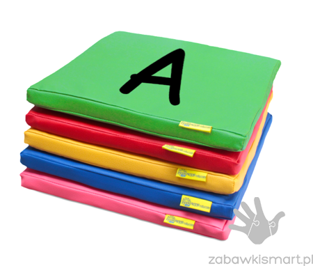 Poduszki kwadratowe EKOSKÓRA z nadrukiem ALFABET A-Z (AKS)- zestaw 26 szt.