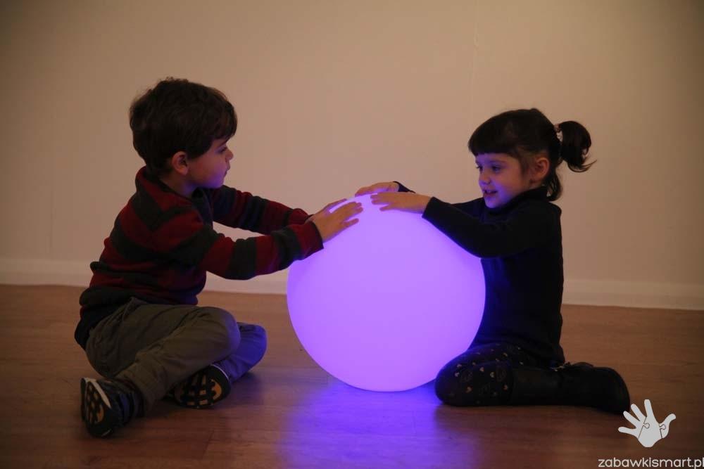 Świetlista kolorowa kula- TickiT - obrazek 2