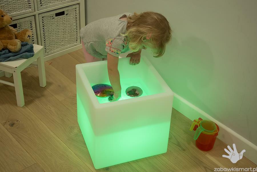 Podświetlany mały stolik z zagłębieniem TickiT - obrazek 3