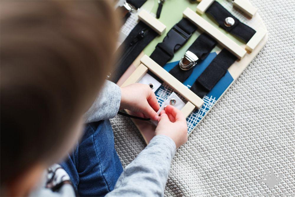 Tablica edukacyjna SmallFoot- zapięcia, klamry i wiązania - obrazek 2